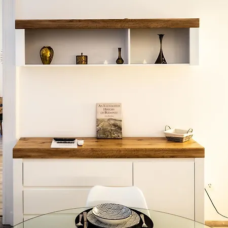 D52 - New In Downtown Apartman *